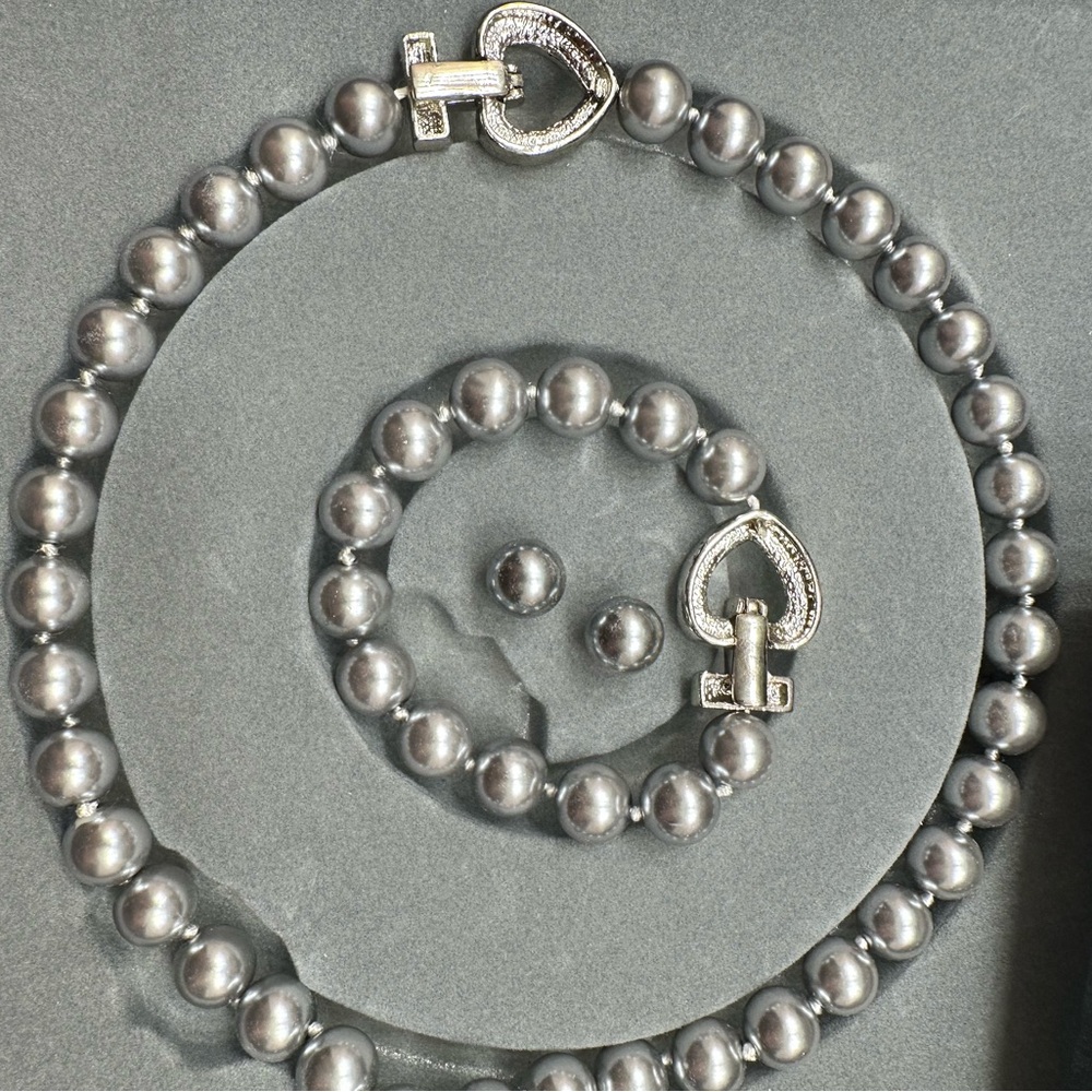 Elegant Silver Pearl Jewelry Set - Picture 4 of 6